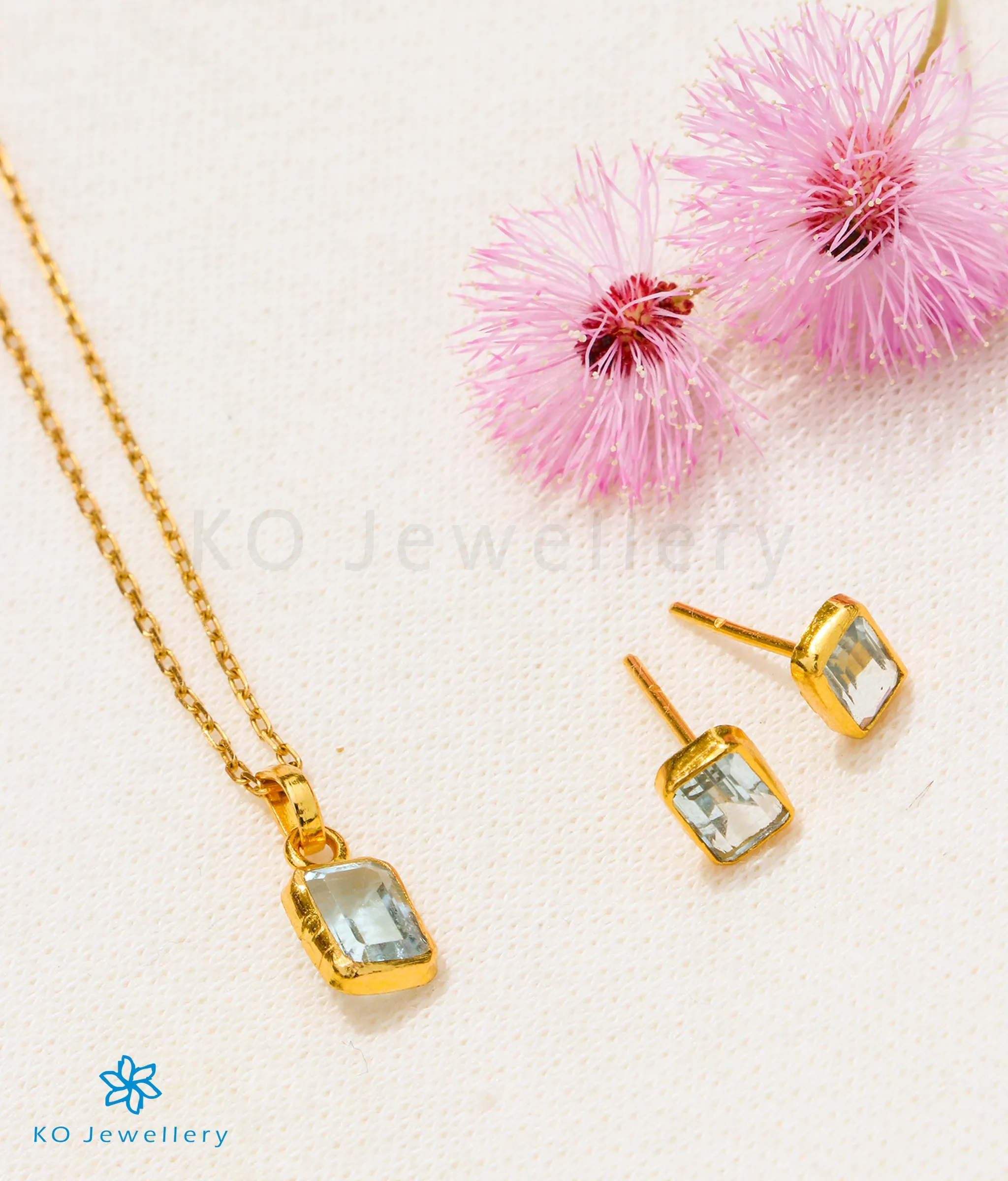 Bright Blue Topaz Pendant & Earstuds in 22 KT Gold