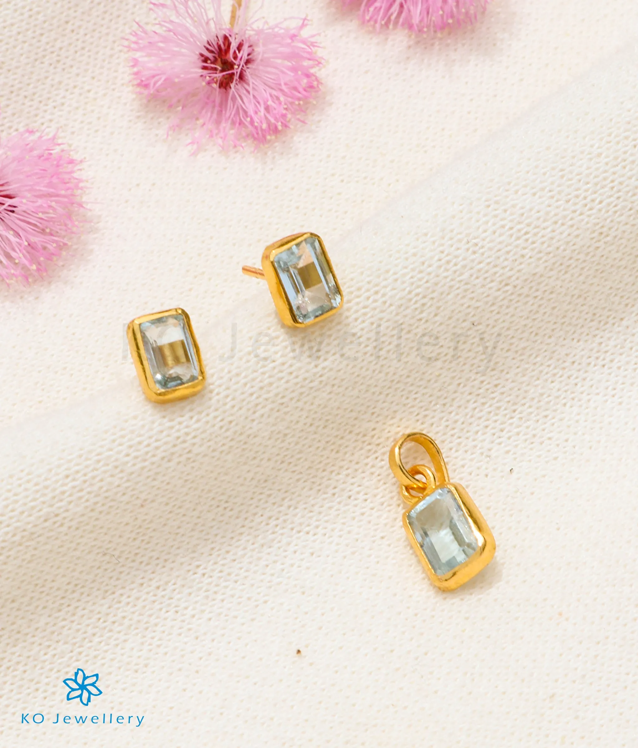 Bright Blue Topaz Pendant & Earstuds in 22 KT Gold