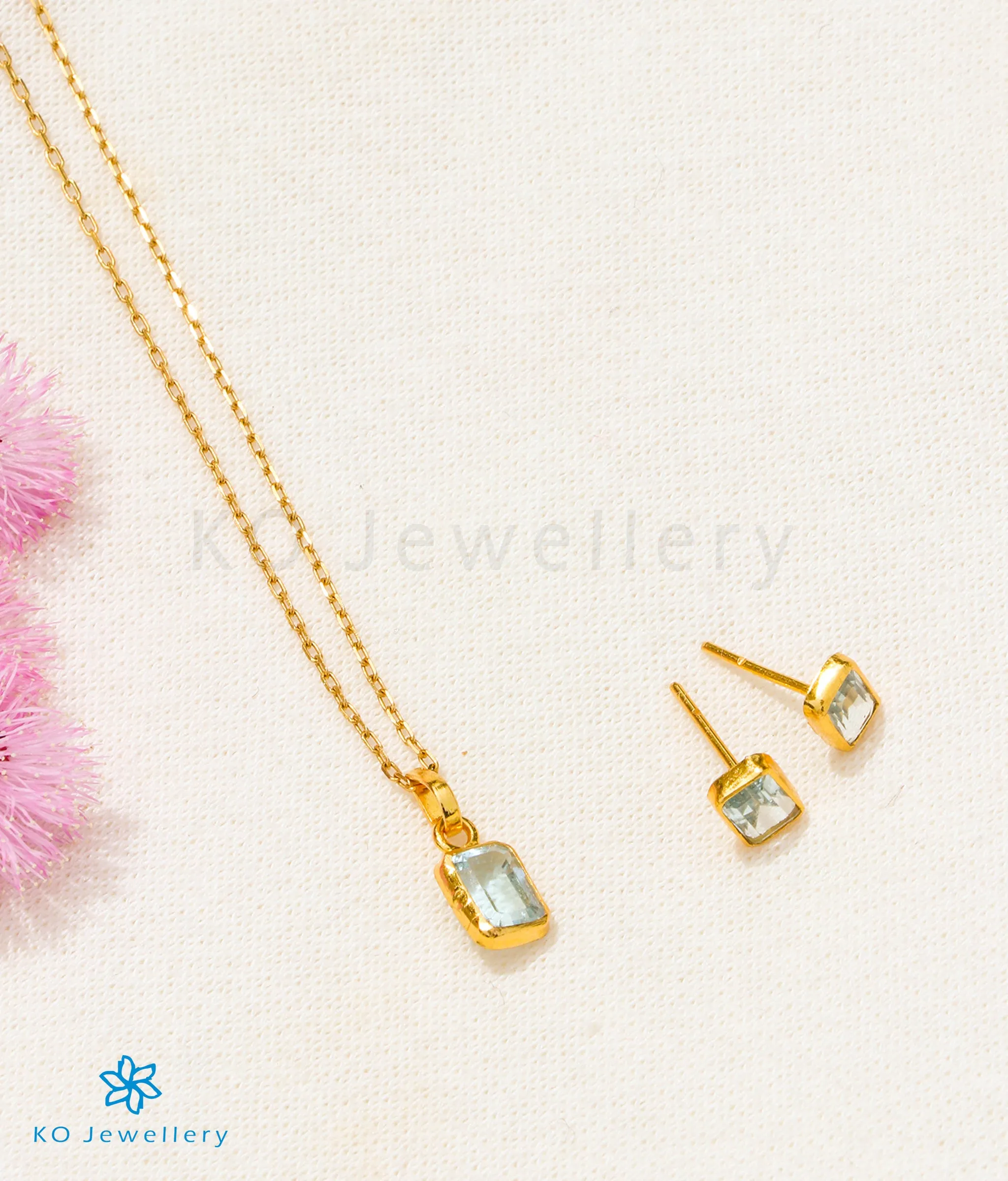 Bright Blue Topaz Pendant & Earstuds in 22 KT Gold