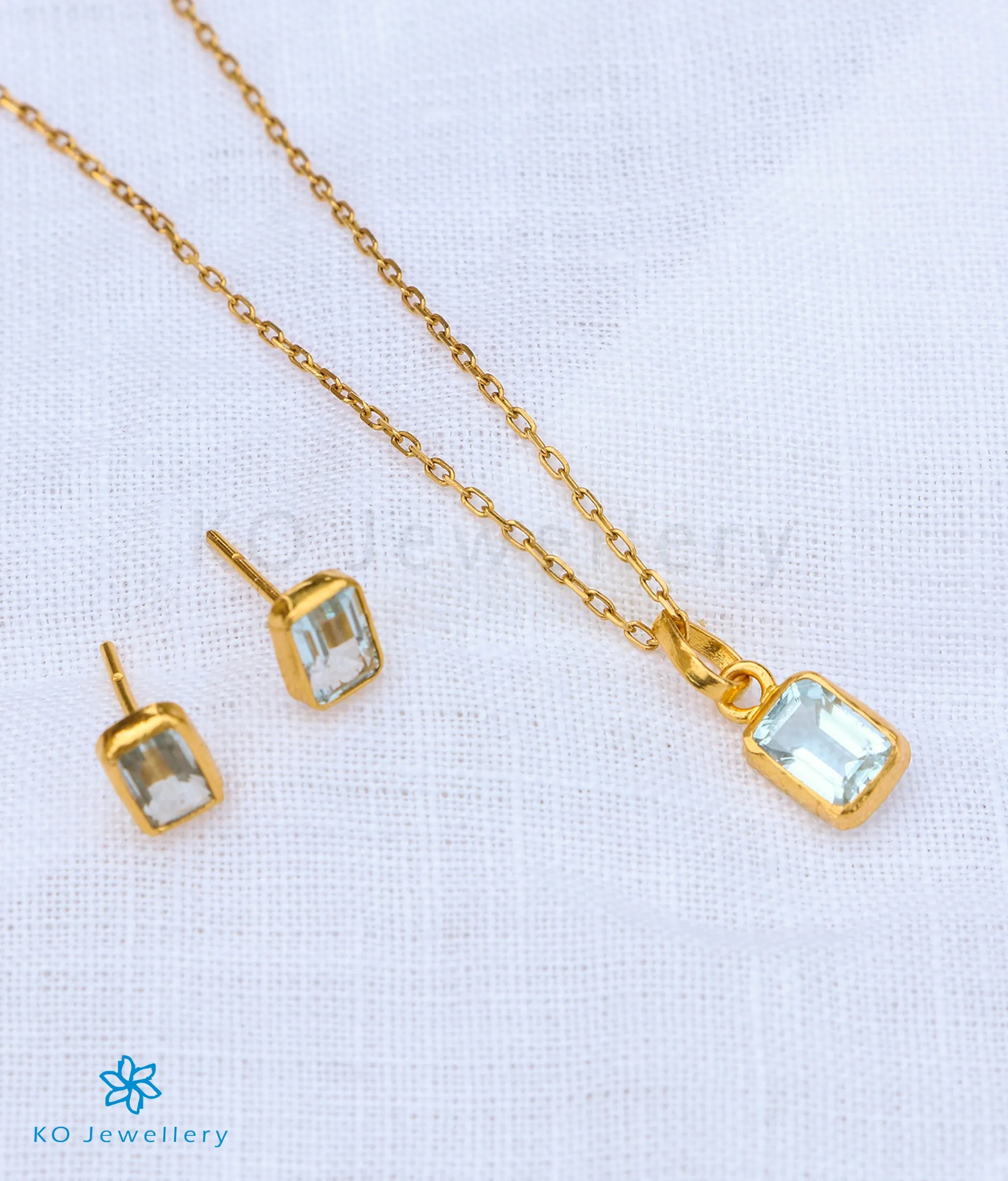 Bright Blue Topaz Pendant & Earstuds in 22 KT Gold